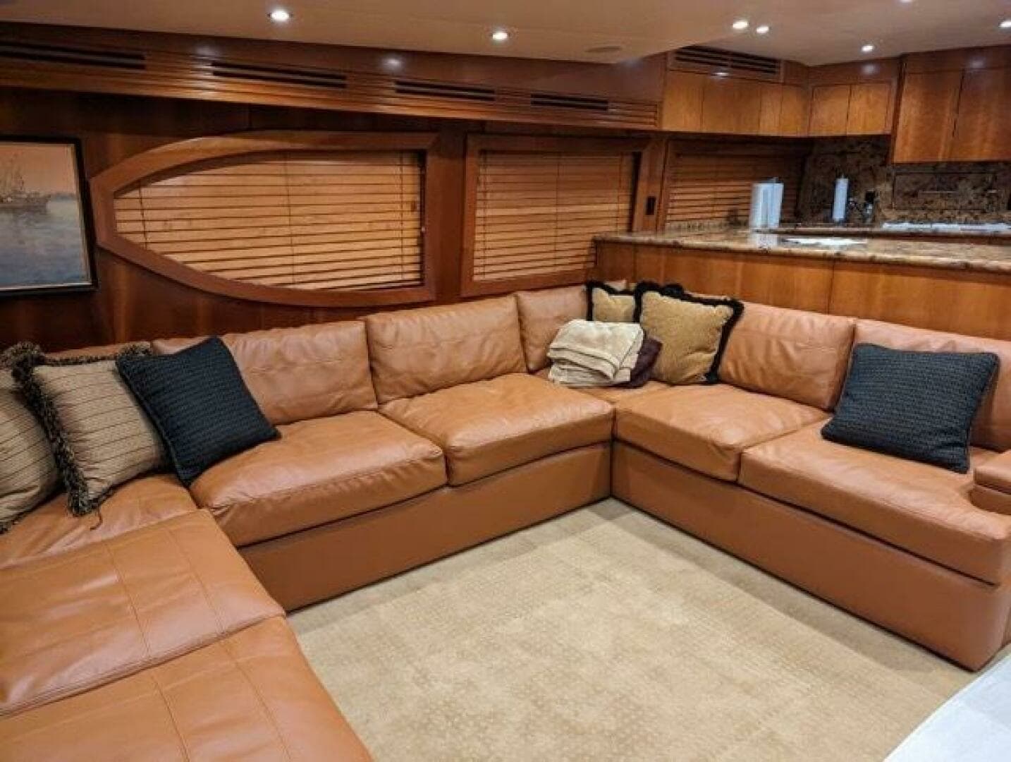 2005 Hatteras 68 Convertible - Image 5