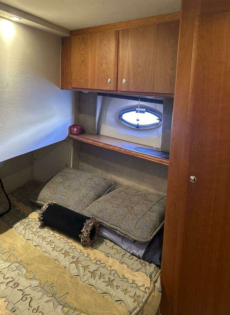 2002 Silverton 42 Convertible - Image 37