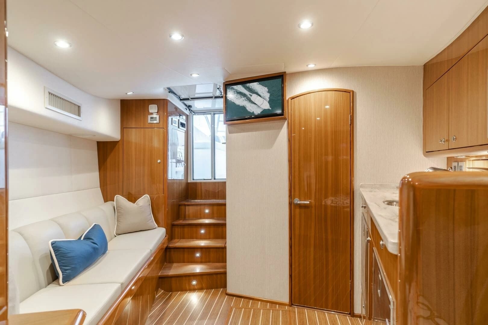2022 Viking 38 Open Billfish - Image 10