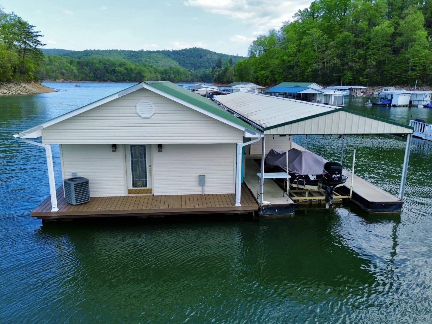 2002 Custom 20 x 53 Floating Cabin - Approx 999/sqft - Image 11