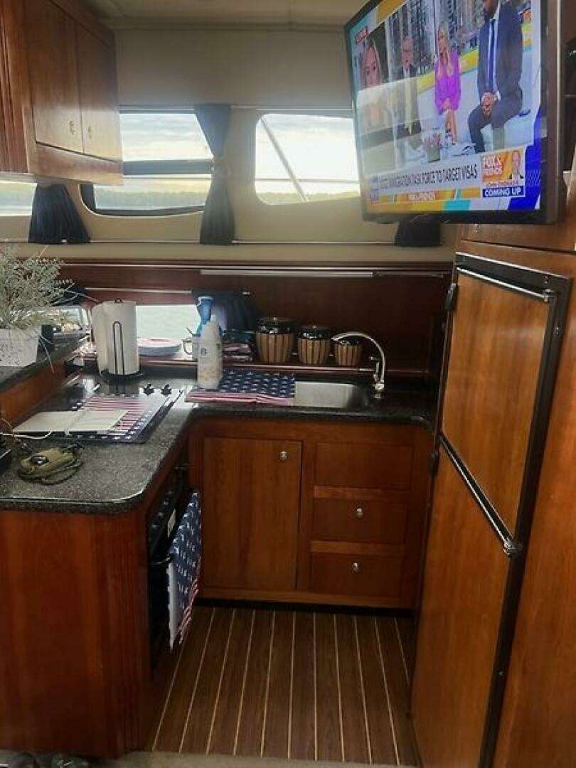 2004 Cruisers Yachts 405 Express Motoryacht - Image 10