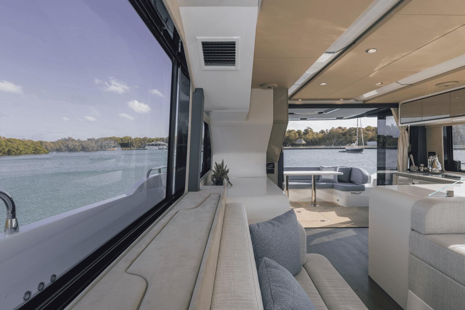 2026 Cruisers Yachts 57 Fly - 63