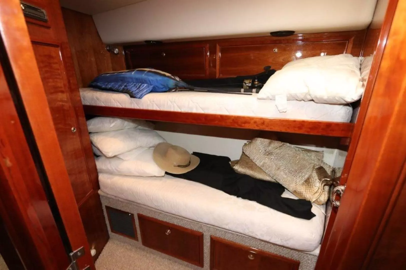 2004 Riviera Enclosed Flybridge - Image 16