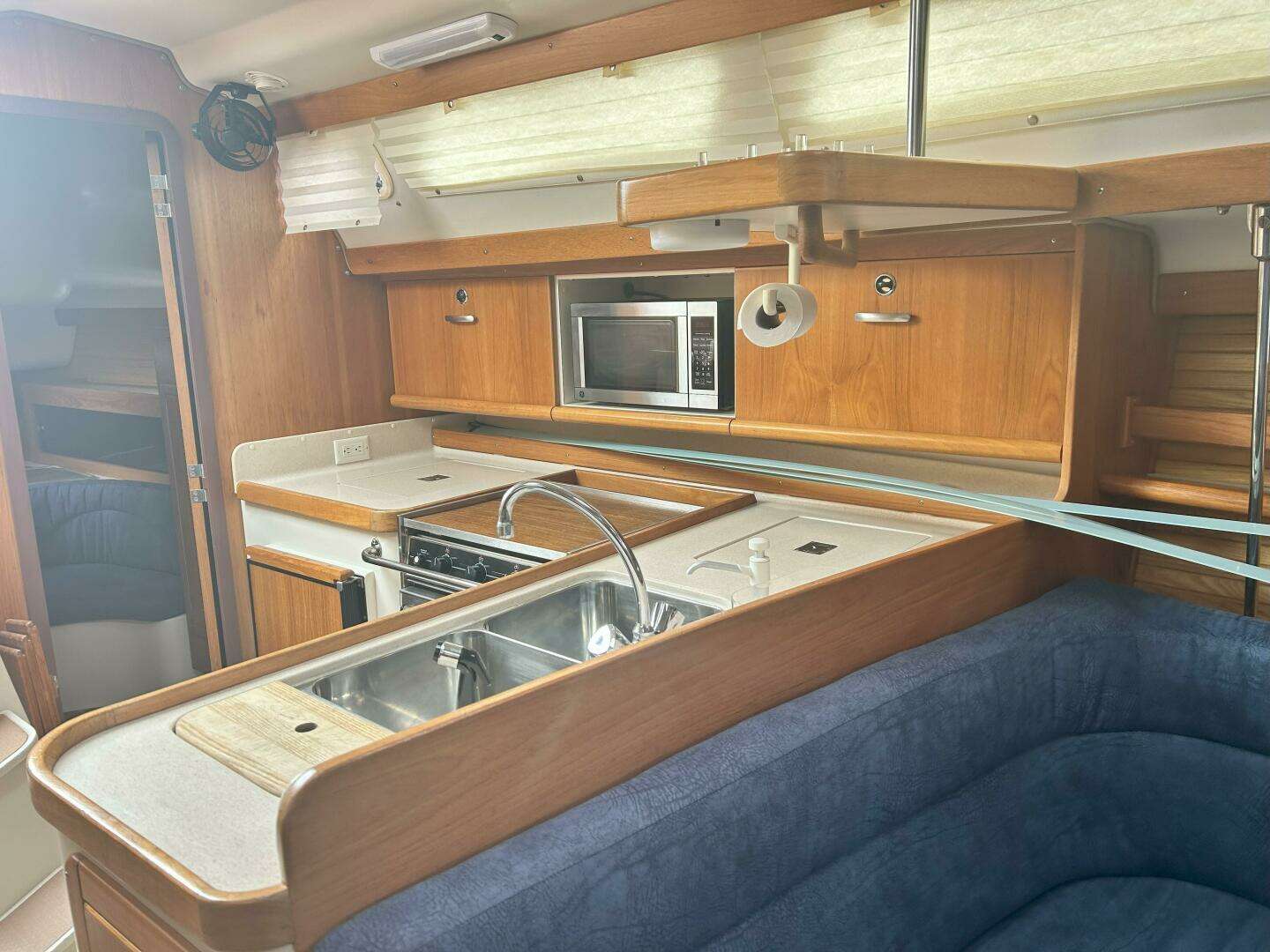 1999 Catalina 380 - Image 18