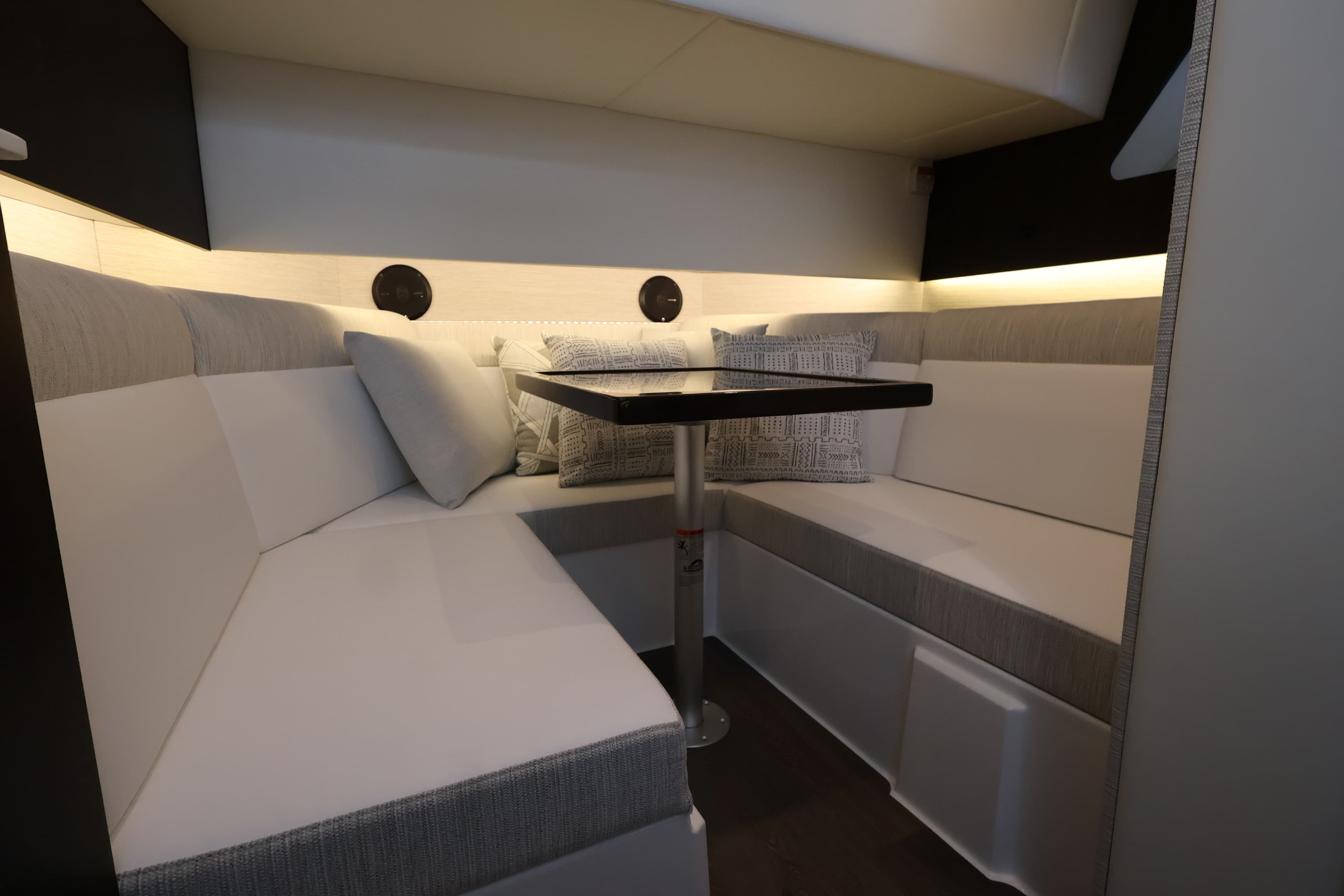 2026 Cruisers Yachts 38 GLS OB - 38