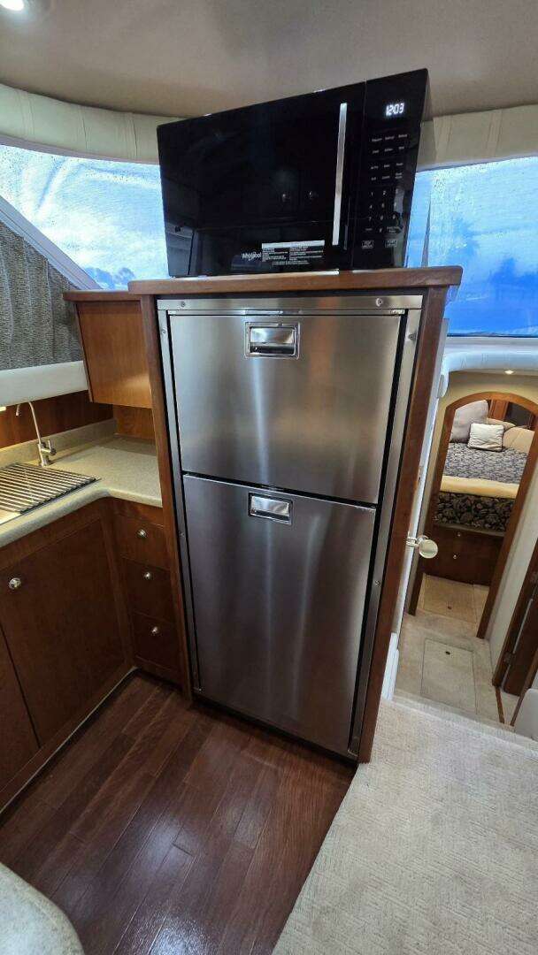 2000 Cruisers Yachts 4450 Express Motor Yacht - Image 35