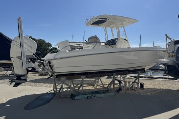 2019 Boston Whaler 270 Dauntless - Image 1