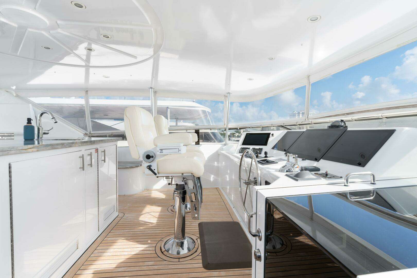 2005 Hatteras 100 Motor Yacht - Image 35