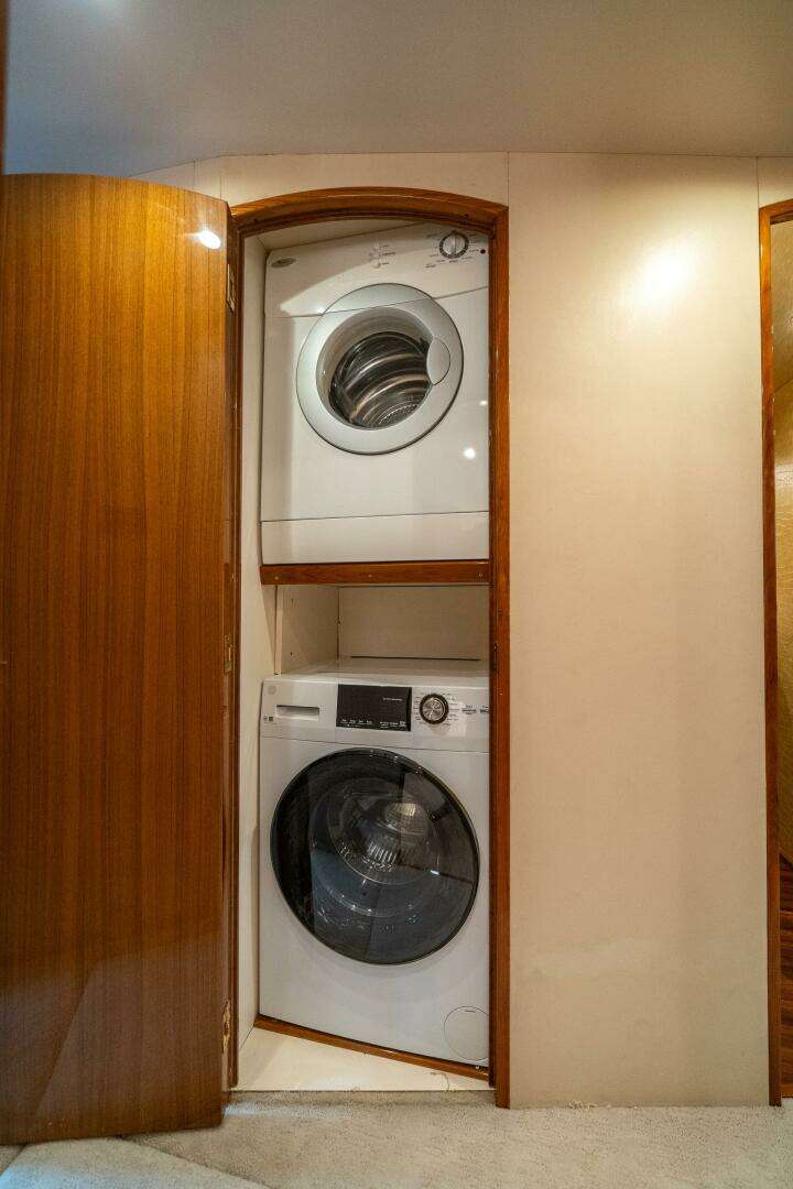 2006 Viking 68 Convertible - Image 34