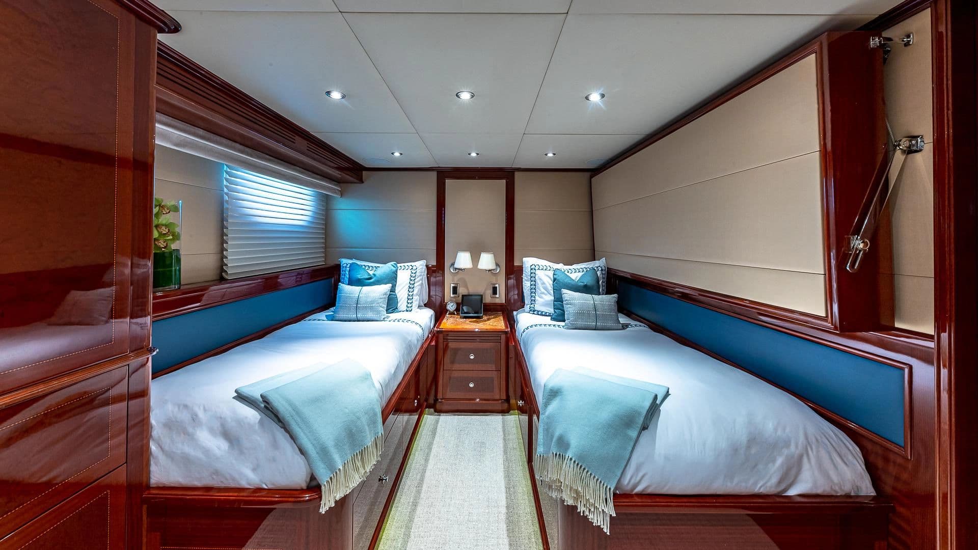 2008 Broward Raised Pilothouse - 90