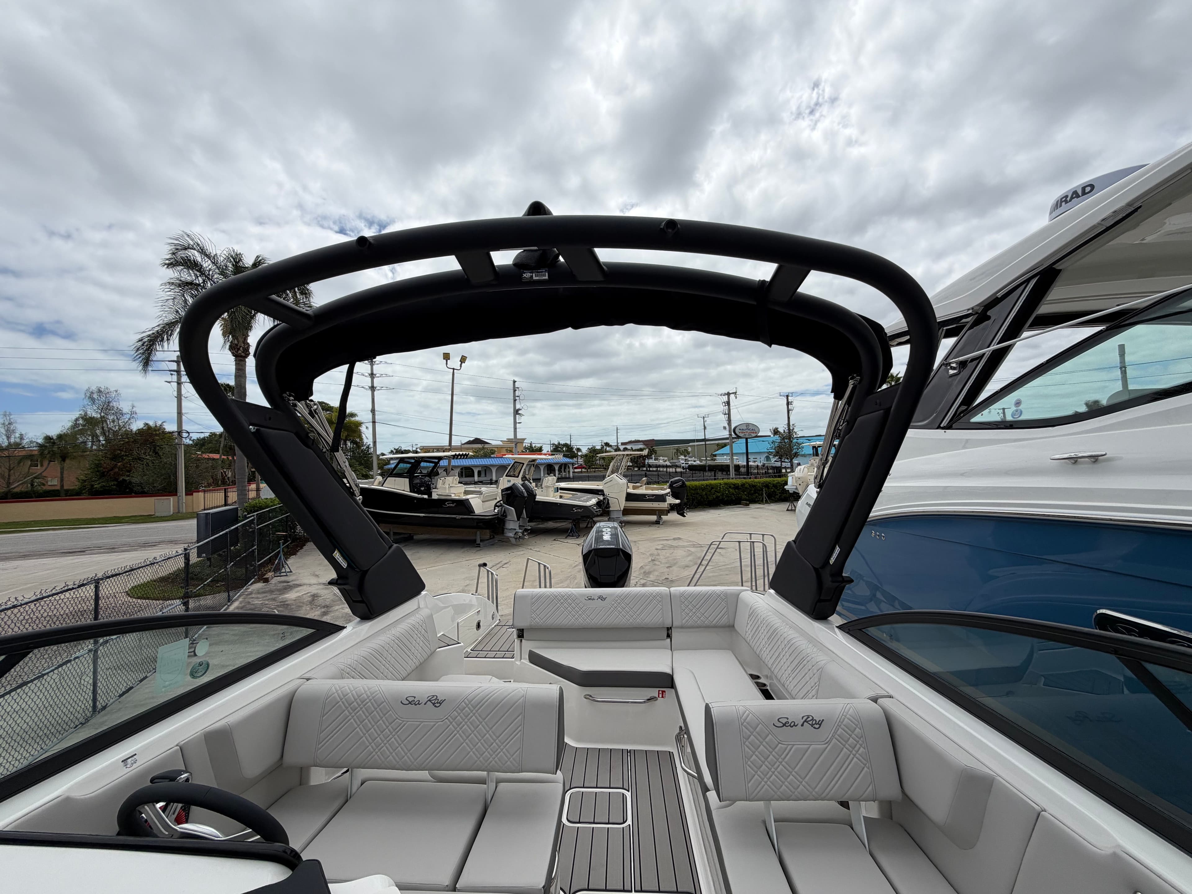 2026 Sea Ray SDX 270 Outboard - 26