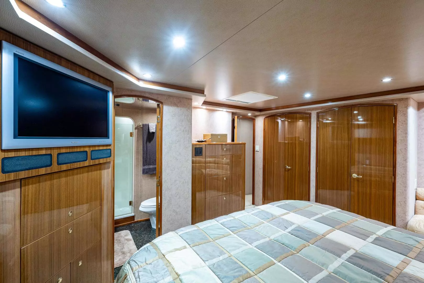 2005 Viking 74 Convertible - Image 14