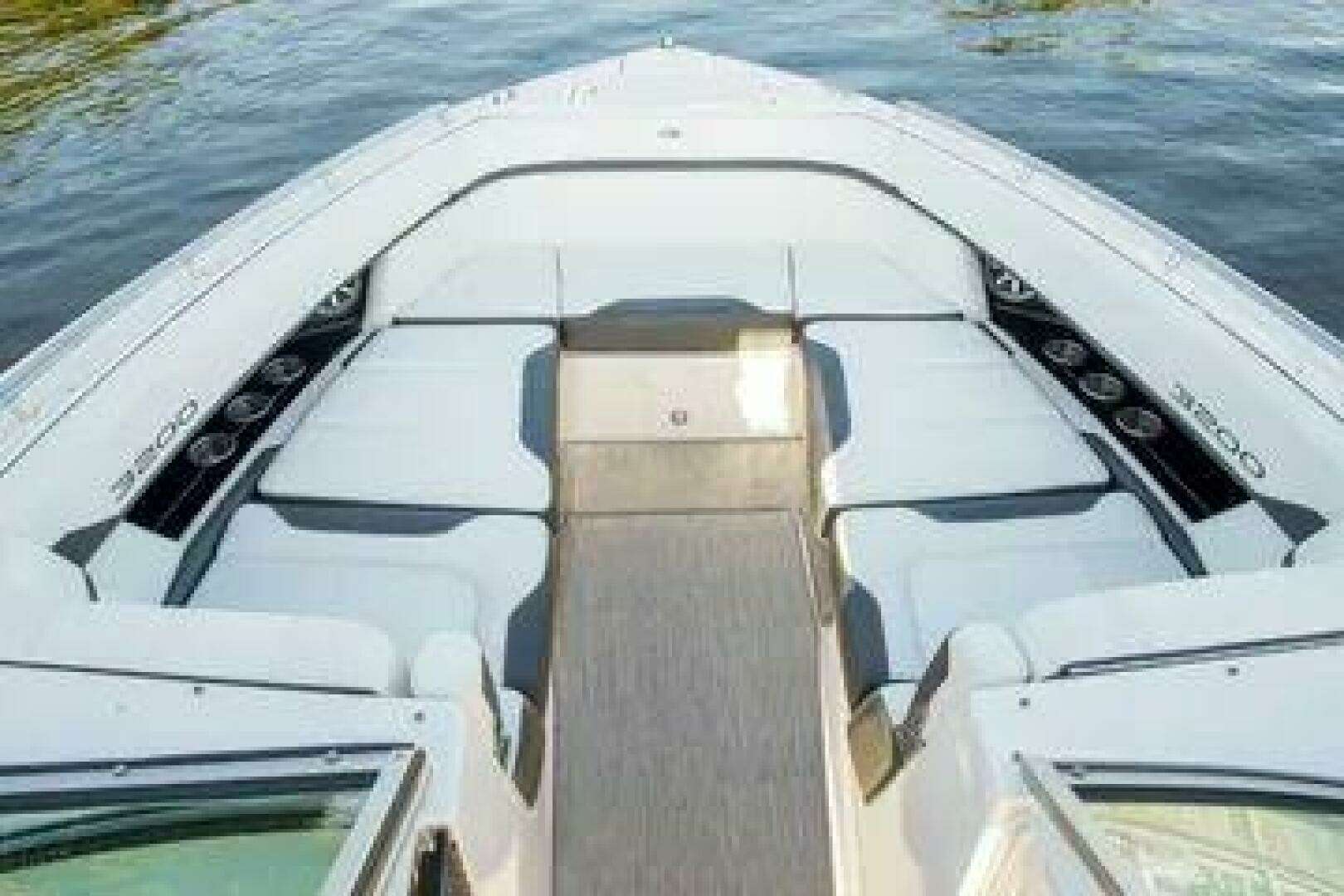 2016 Regal 3200 Bowrider - Image 8