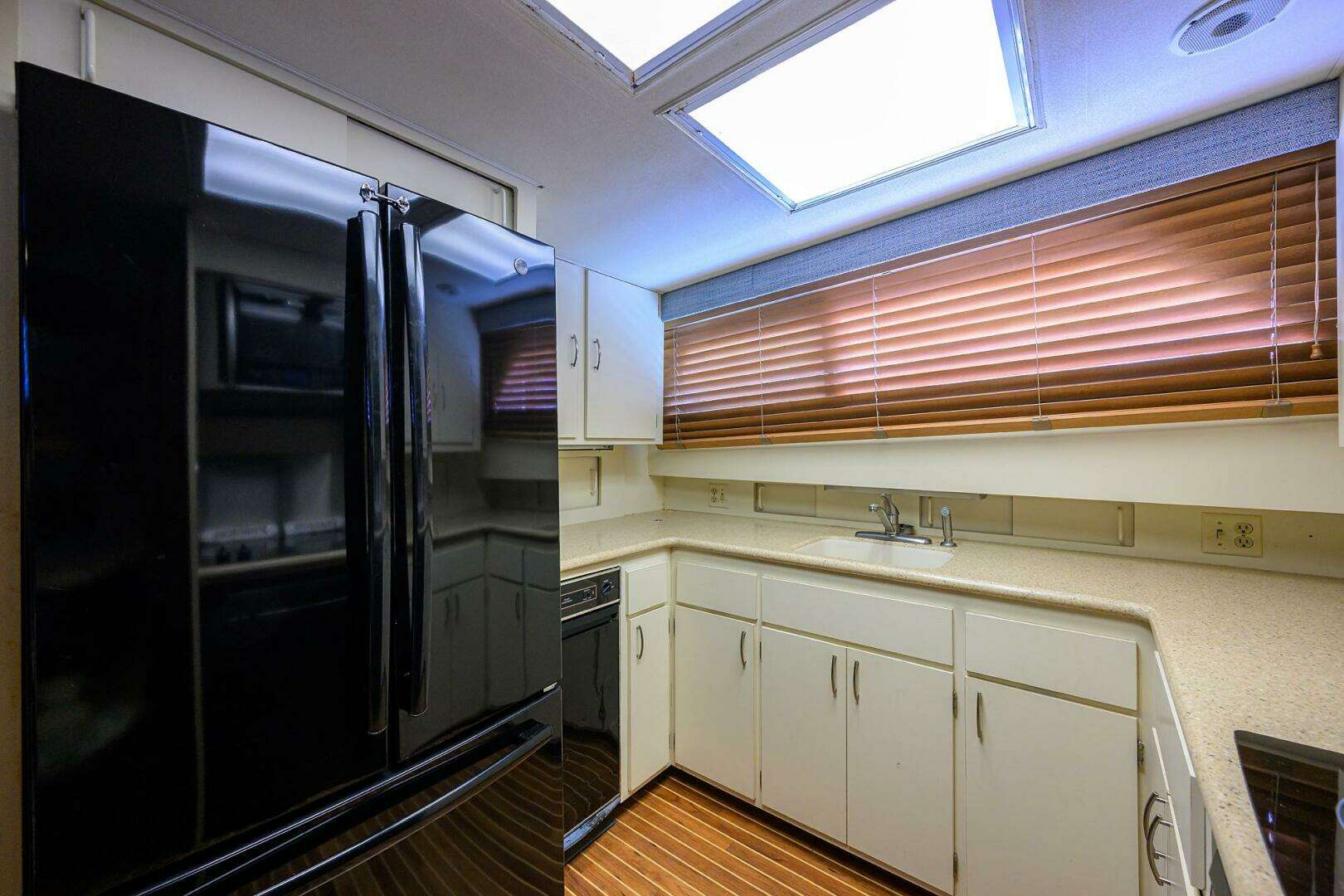 1987 Hatteras 63 Motor Yacht - Image 11