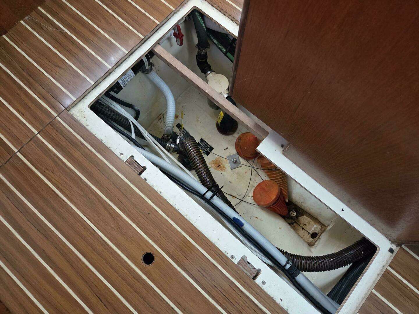 2007 Hunter 44 Deck Saloon - Image 15