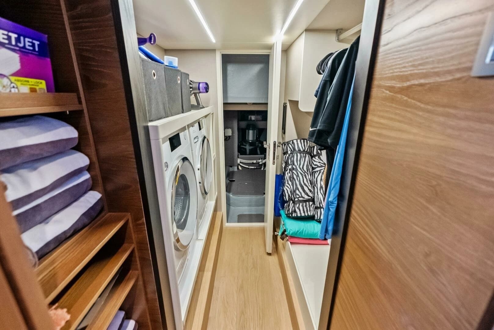 2025 Absolute 75 Navetta - Image 32