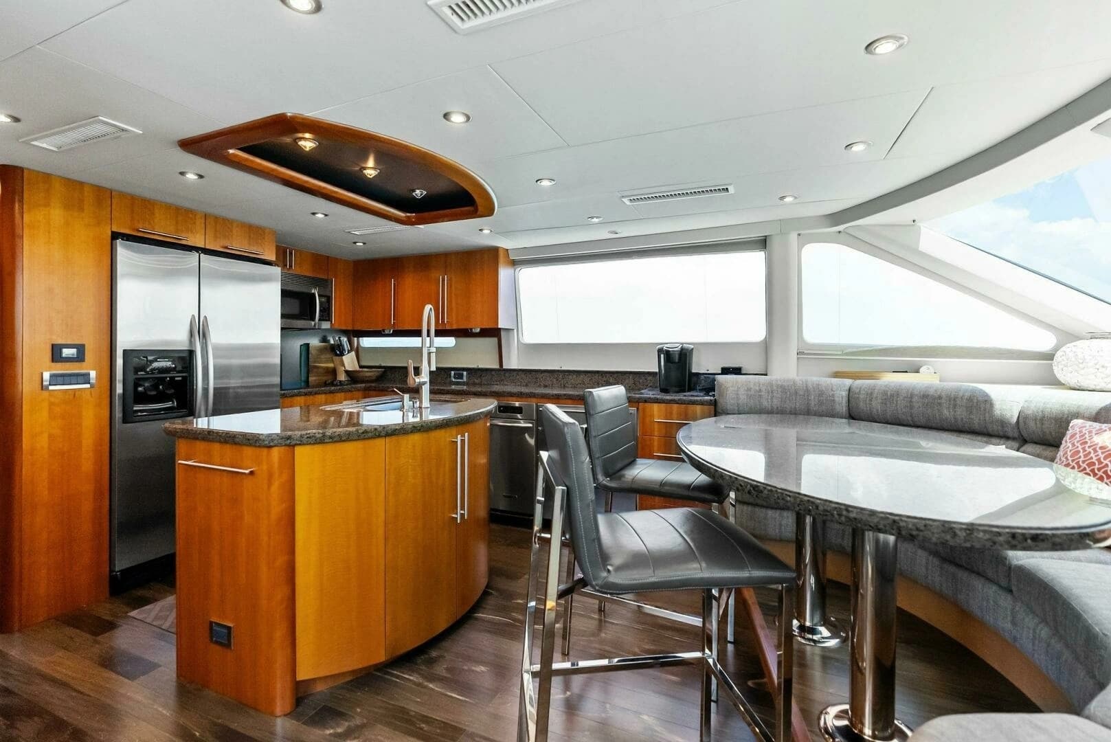 2006 Lazzara Yachts 84 Skylounge - Image 30