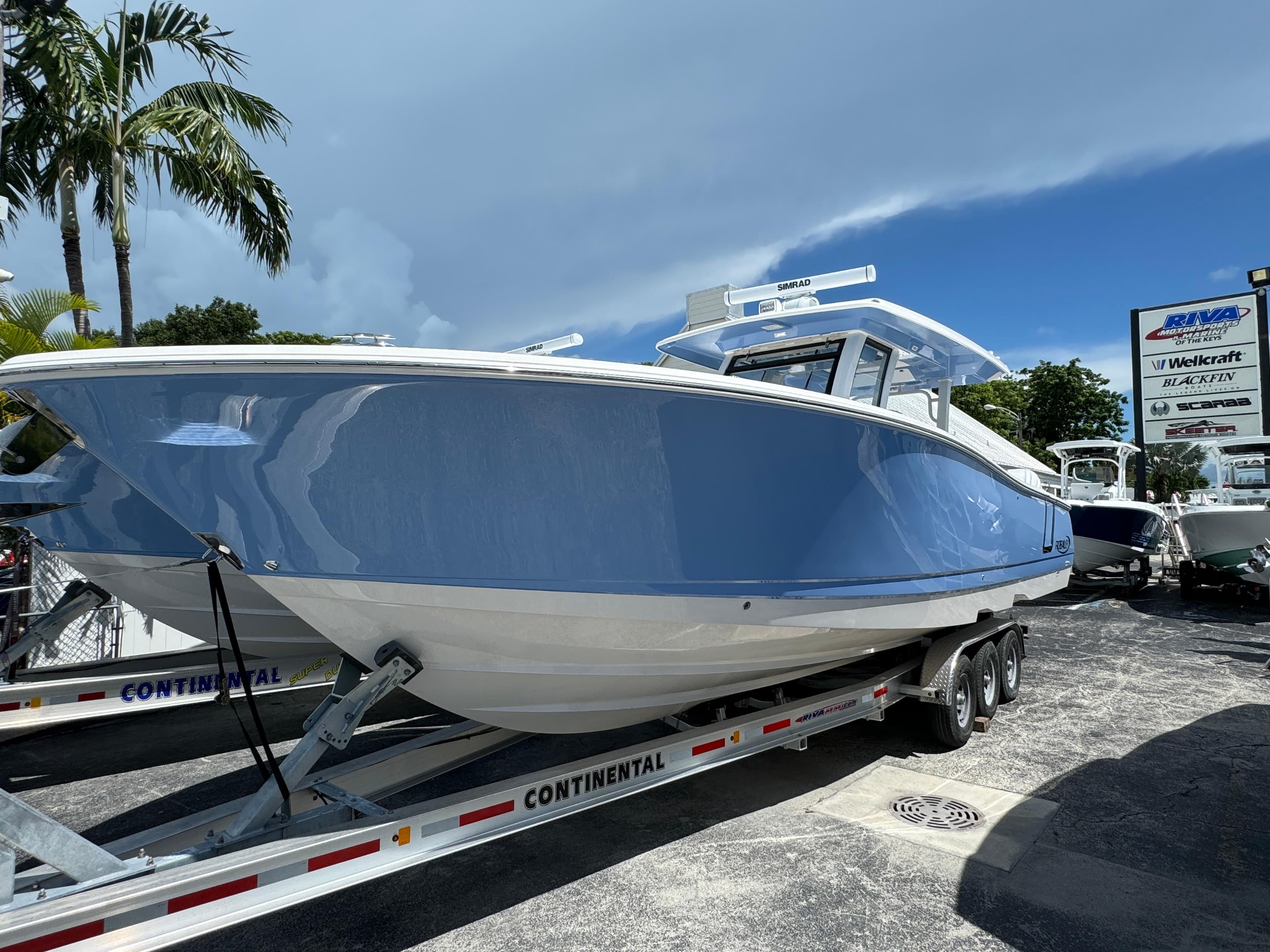 2025 Robalo R360 Center Console