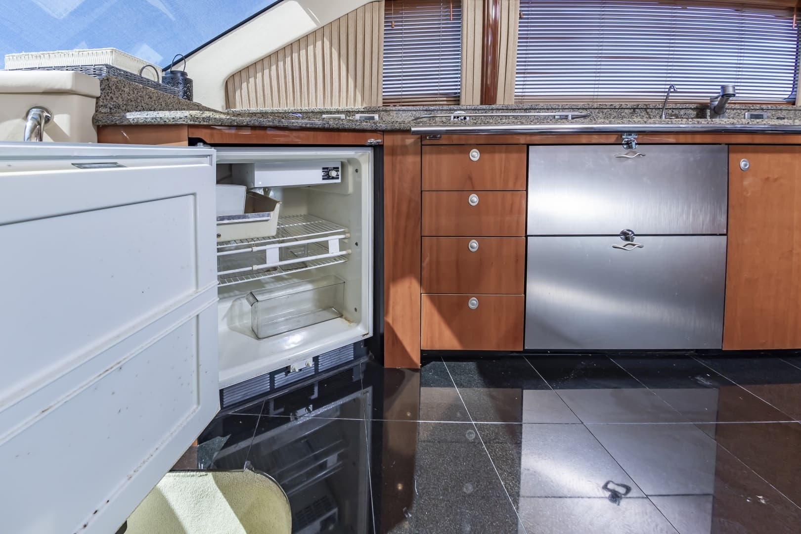 2007 Sea Ray 58 Sedan Bridge - Image 32
