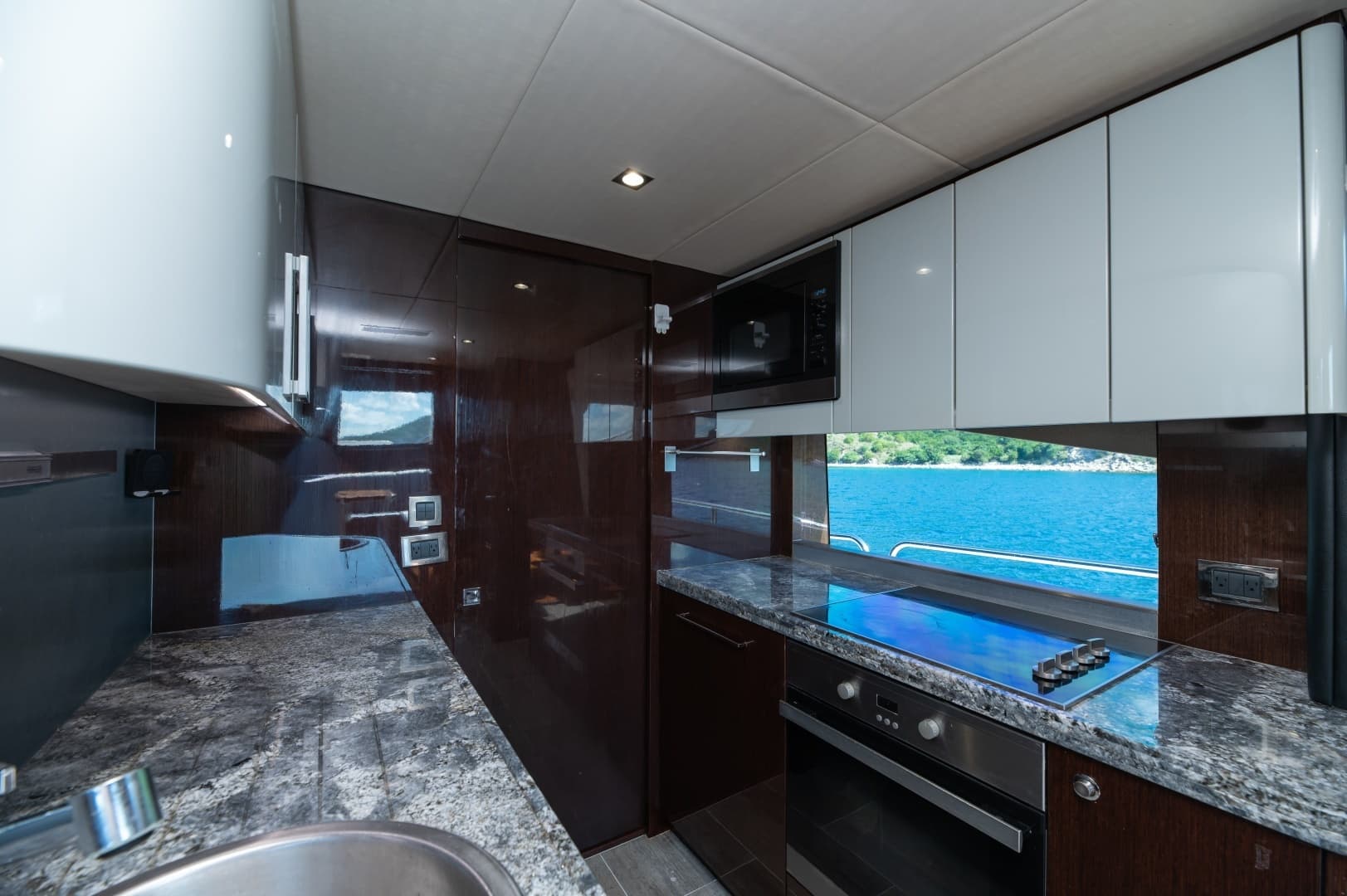 2017 Sunseeker 86 Yacht - Image 39