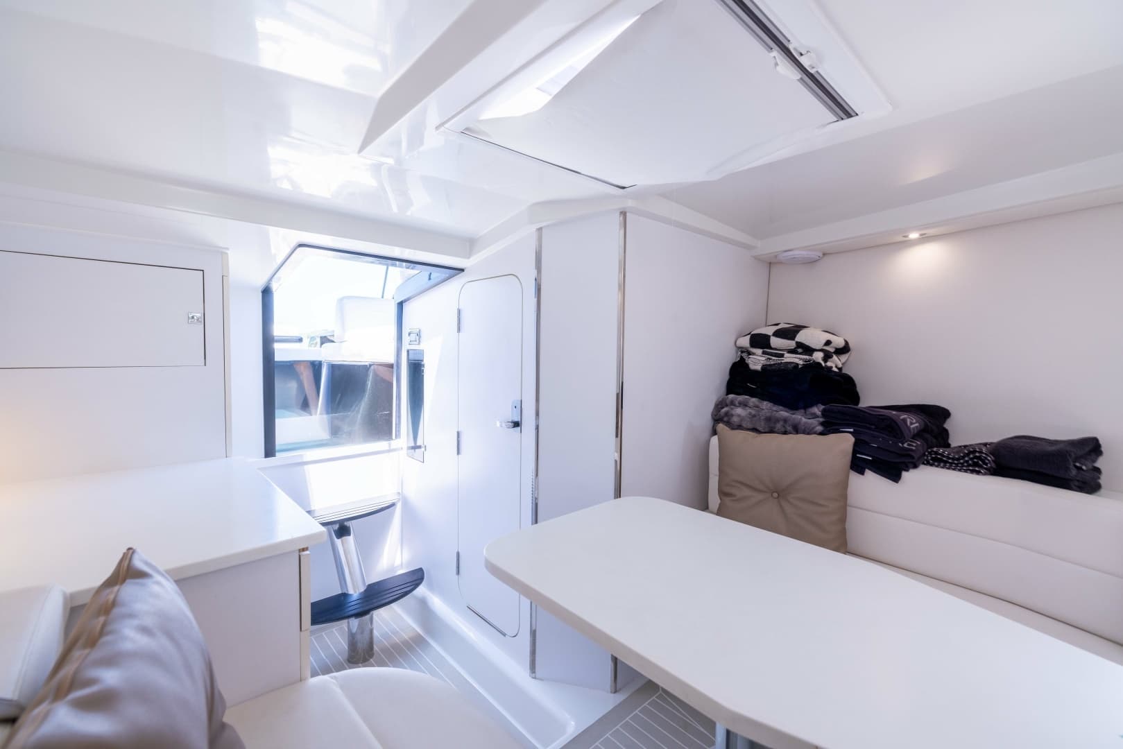 2016 VanDutch VanDutch 40 - Image 24