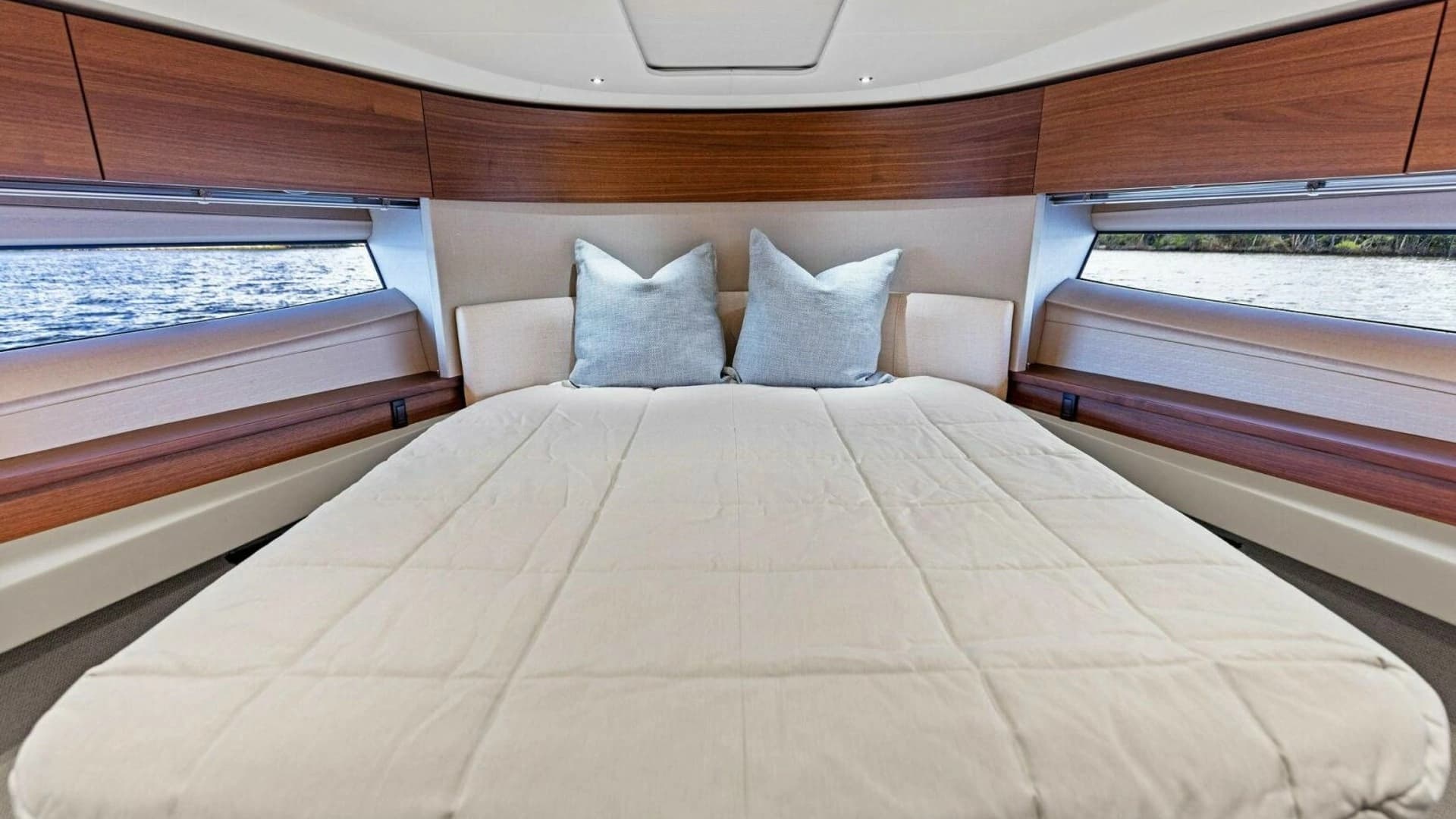 2025 Princess F50 Flybridge - Image 25
