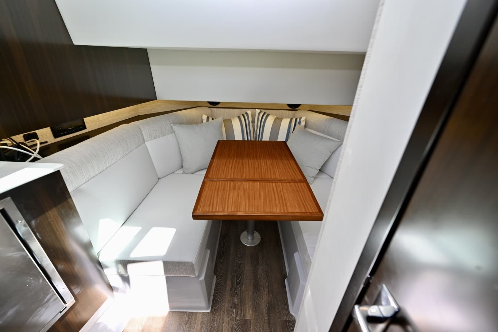 2022 Cruisers Yachts 38 GLS OB - Image 29