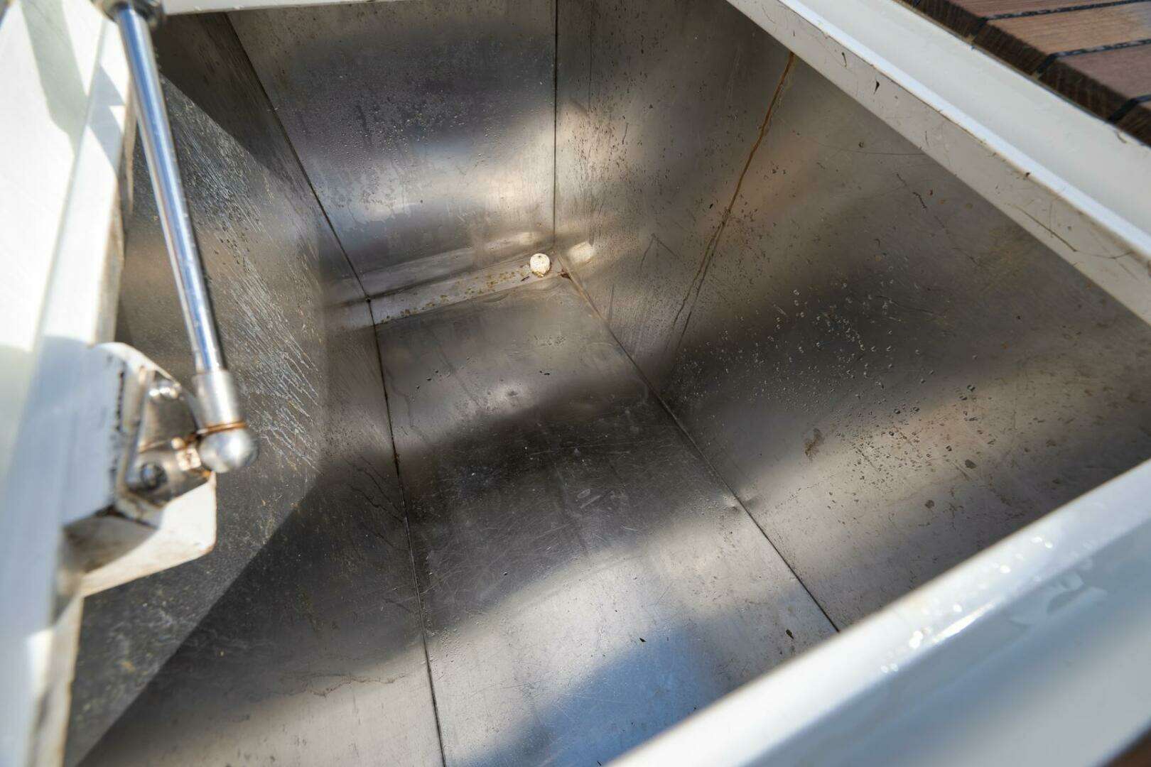 2002 Weaver 60 Convertible - Image 44