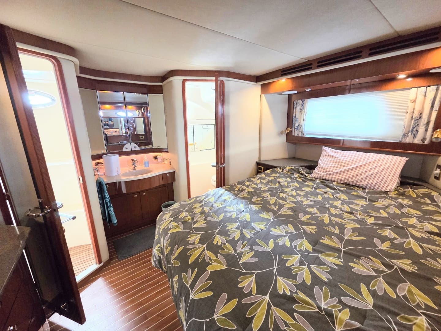 2002 Sea Ray 480 Motor Yacht - Image 16