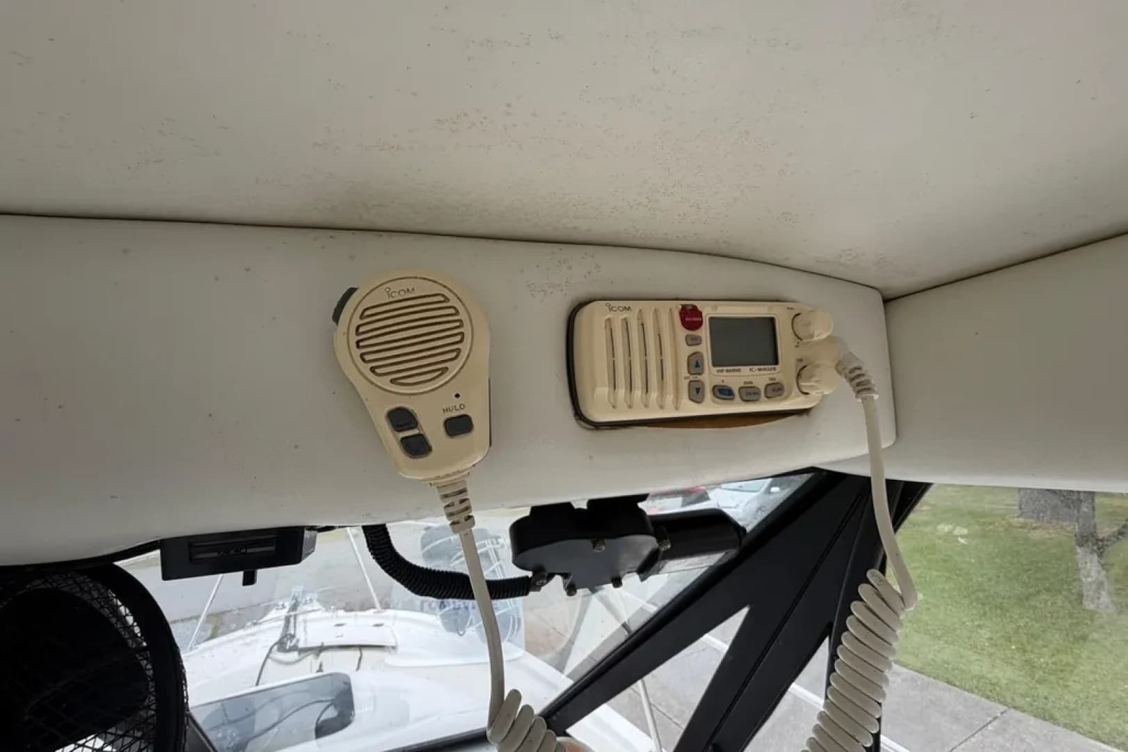 2005 Bayliner Trophy 2052 Walkaround - Image 17