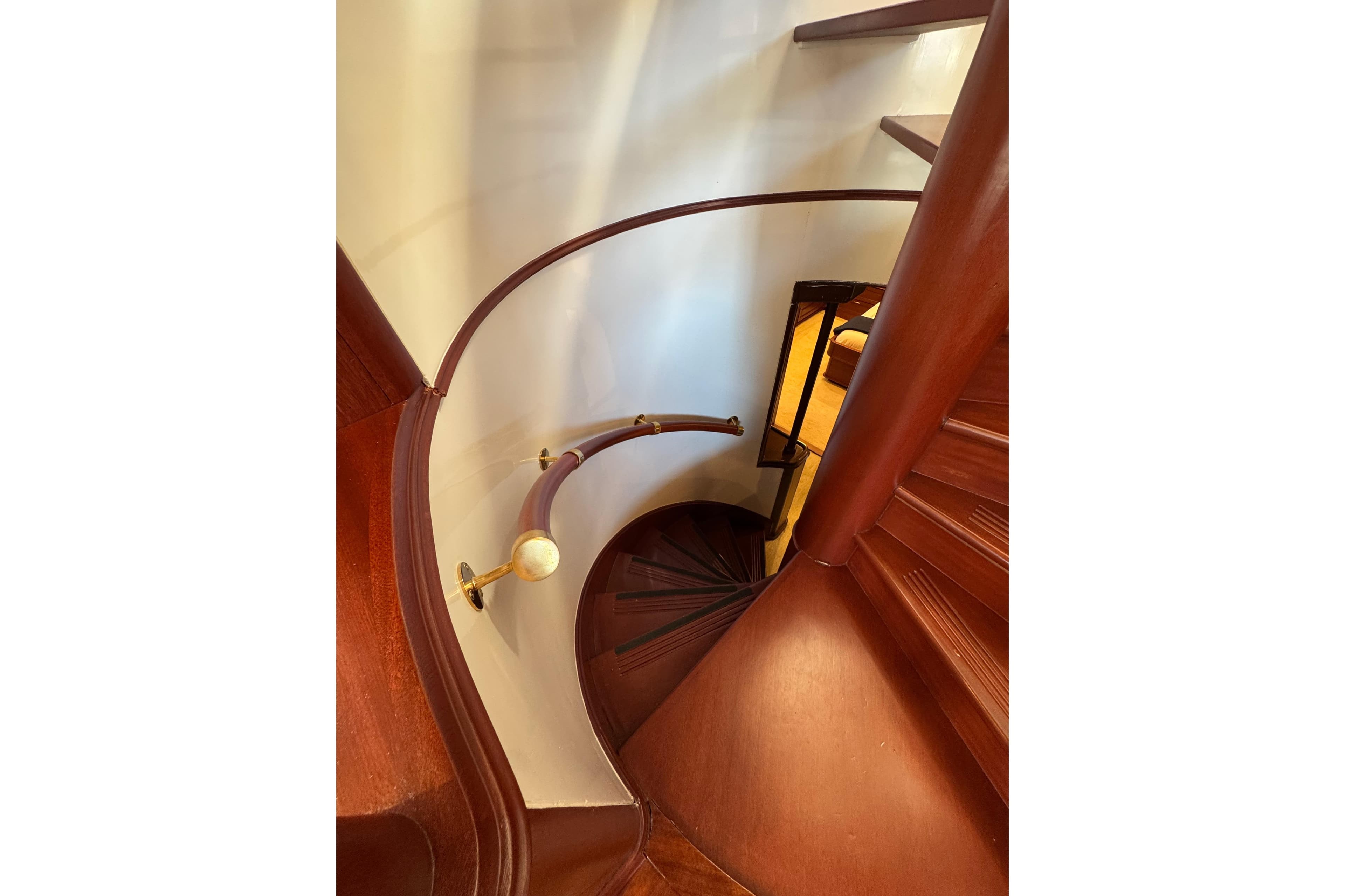 Curved wooden staircase in a Doogersbank Vipack, 2001 model, with elegant design.