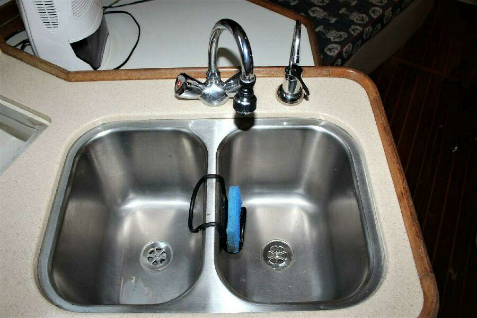 1996 Catalina 320 - Image 21