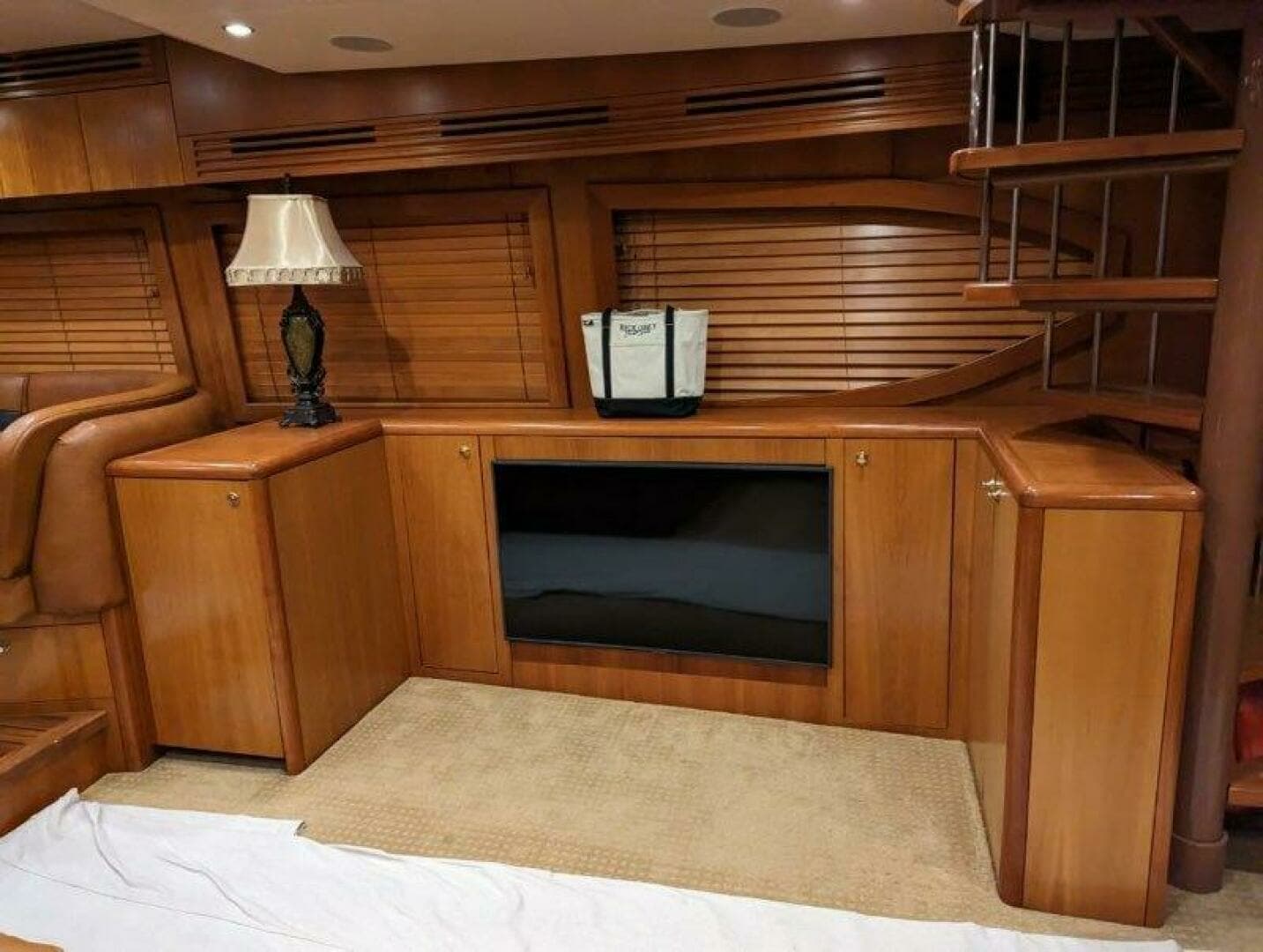 2005 Hatteras 68 Convertible - Image 6