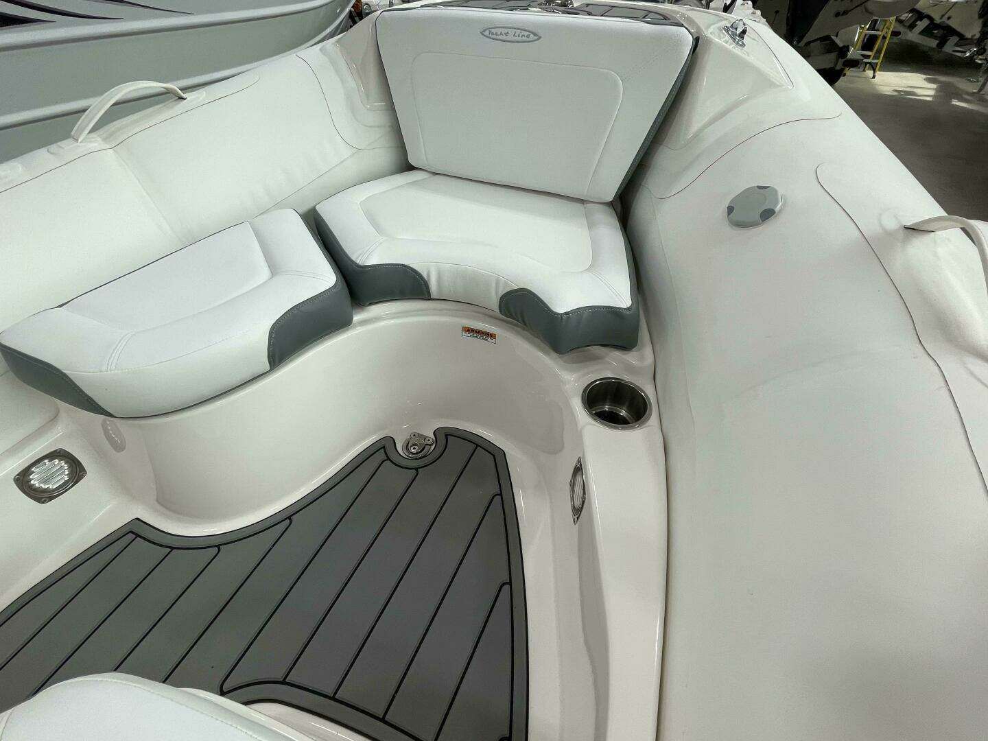 2025 Zodiac Yachtline 490 Deluxe NEO - Image 6