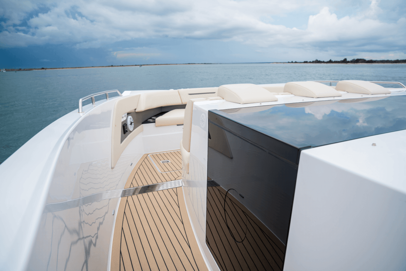 2026 Cruisers Yachts 50GLS OB - Image 53
