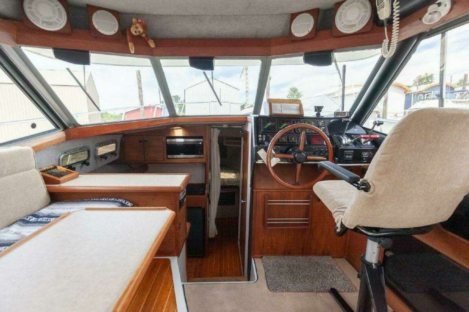 1987 Bayliner 3270 Motoryacht - Image 5