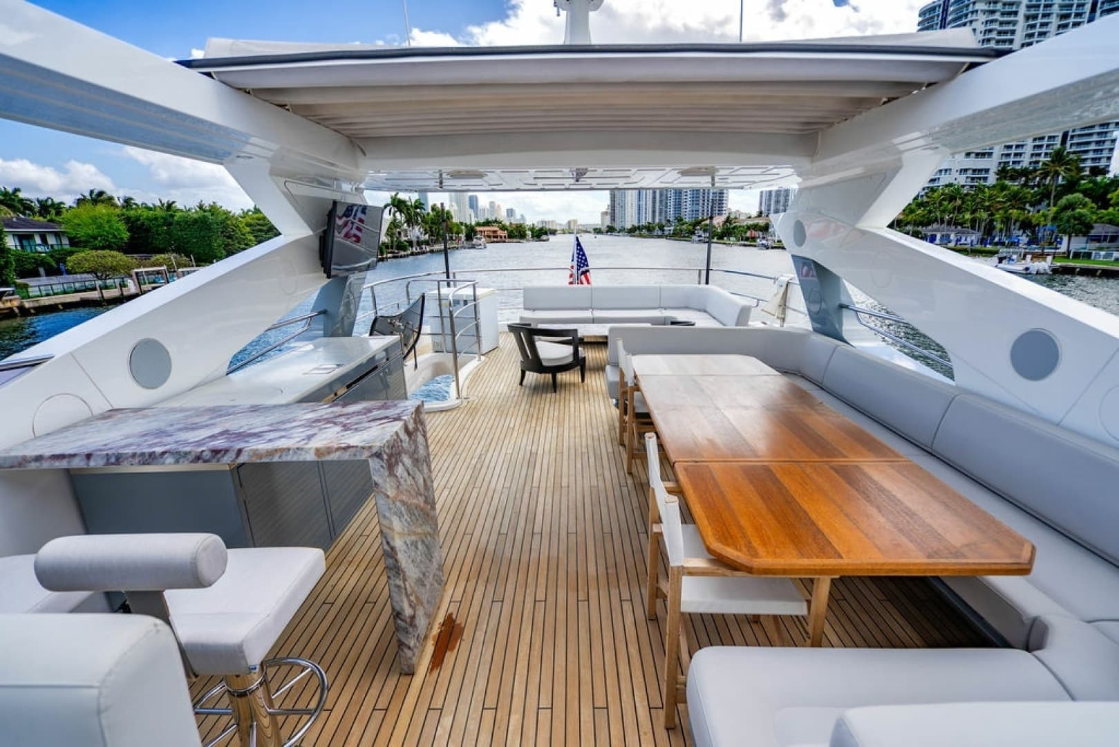 2019 Sunseeker 95 Motor Yacht - Image 26