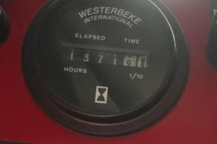 Generator Hour meter on 1991 Bayliner 4387 Motoryacht showing 1371.9 hours elapsed.