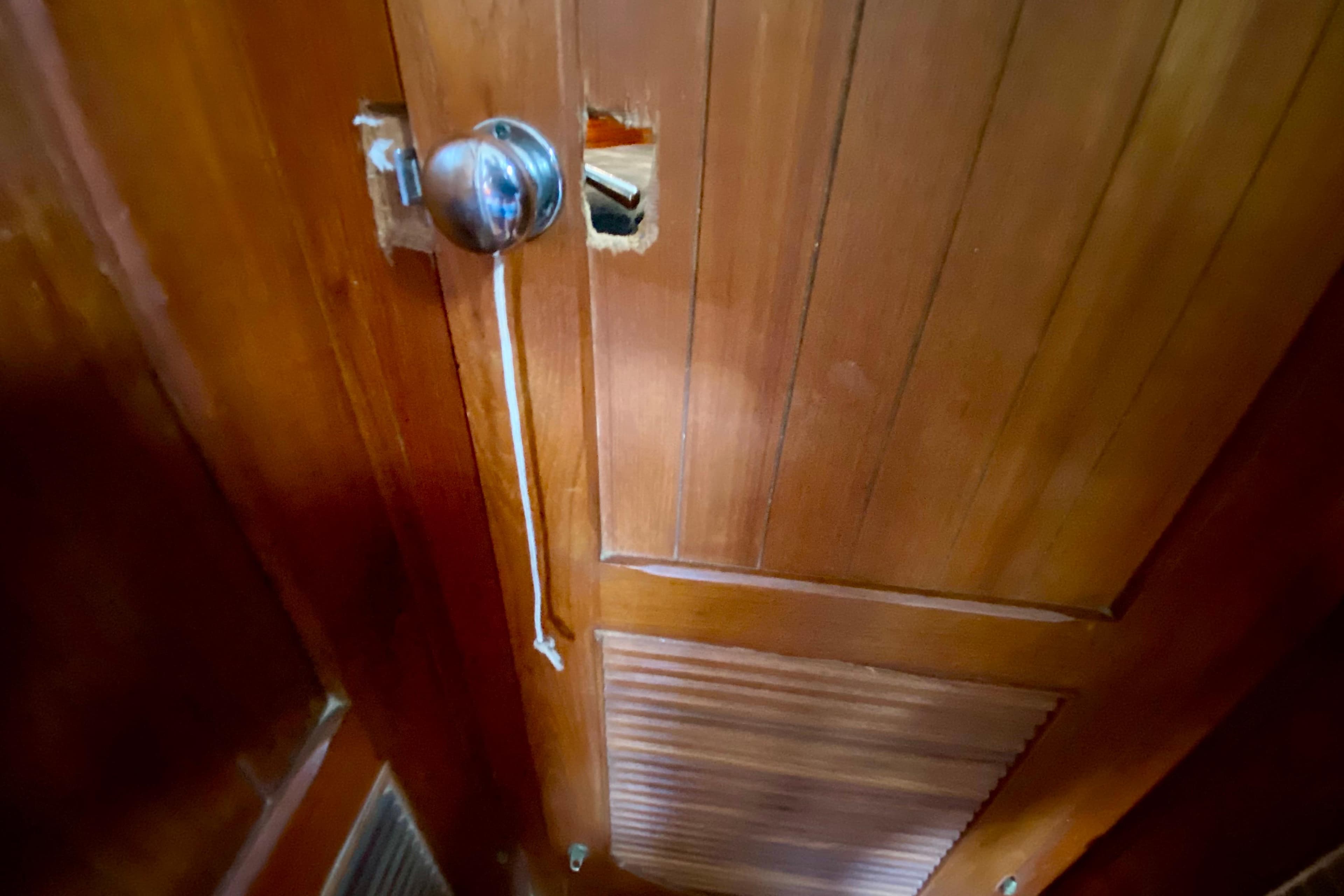 Wooden door with a damaged lock, featuring a Union EO 32 model from 1981.