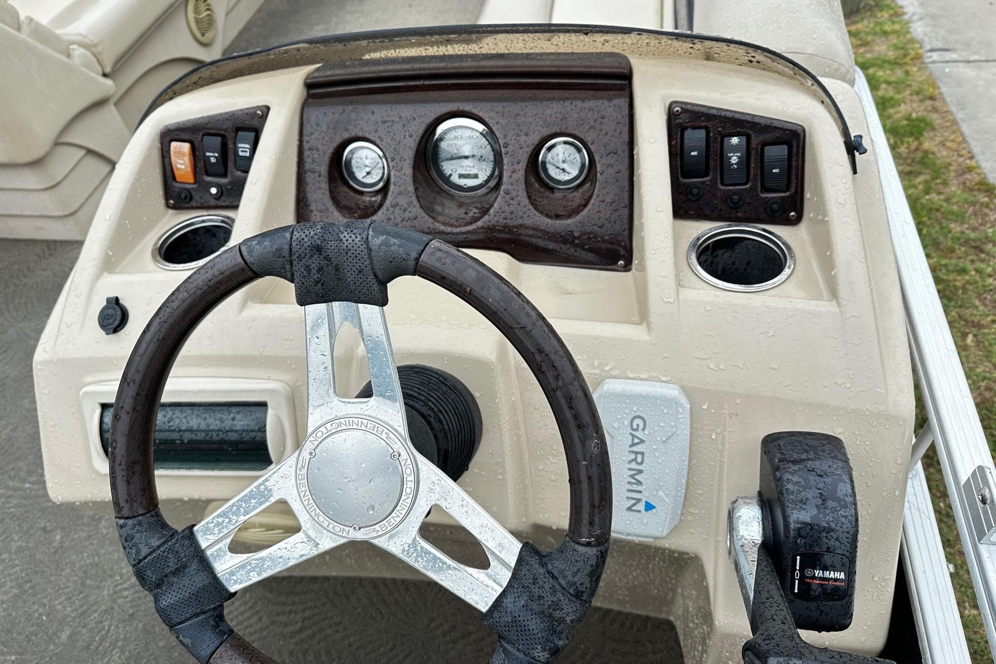 Steering console of a 2014 Bennington 2275SL Pontoon with Garmin navigation.