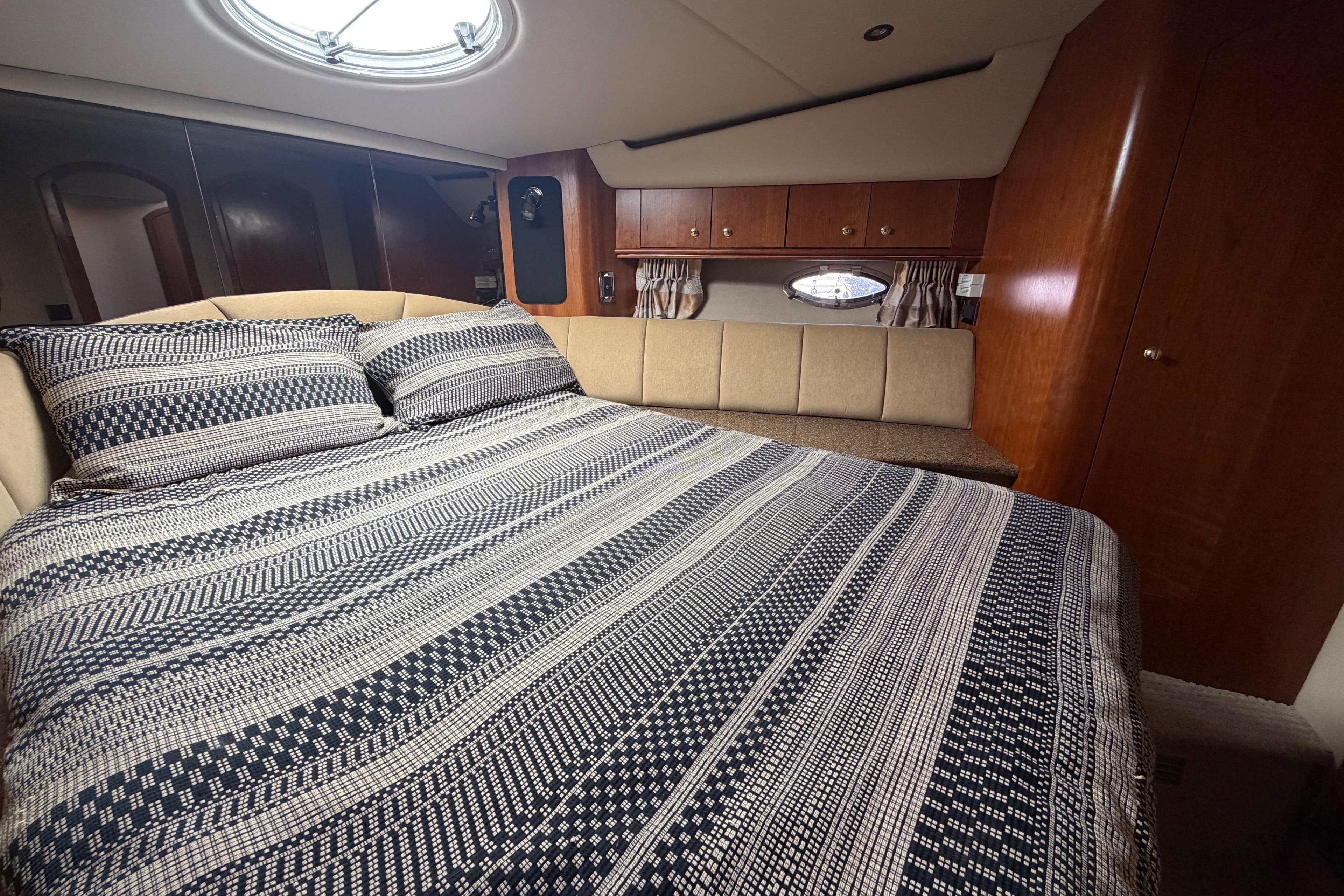 Luxurious cabin interior of 2001 Cruisers Yachts 5000 Sedan Sport.