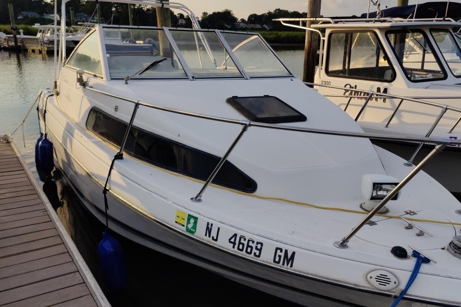 2000 Bayliner 2252 Ciera Express docked at marina, side view.