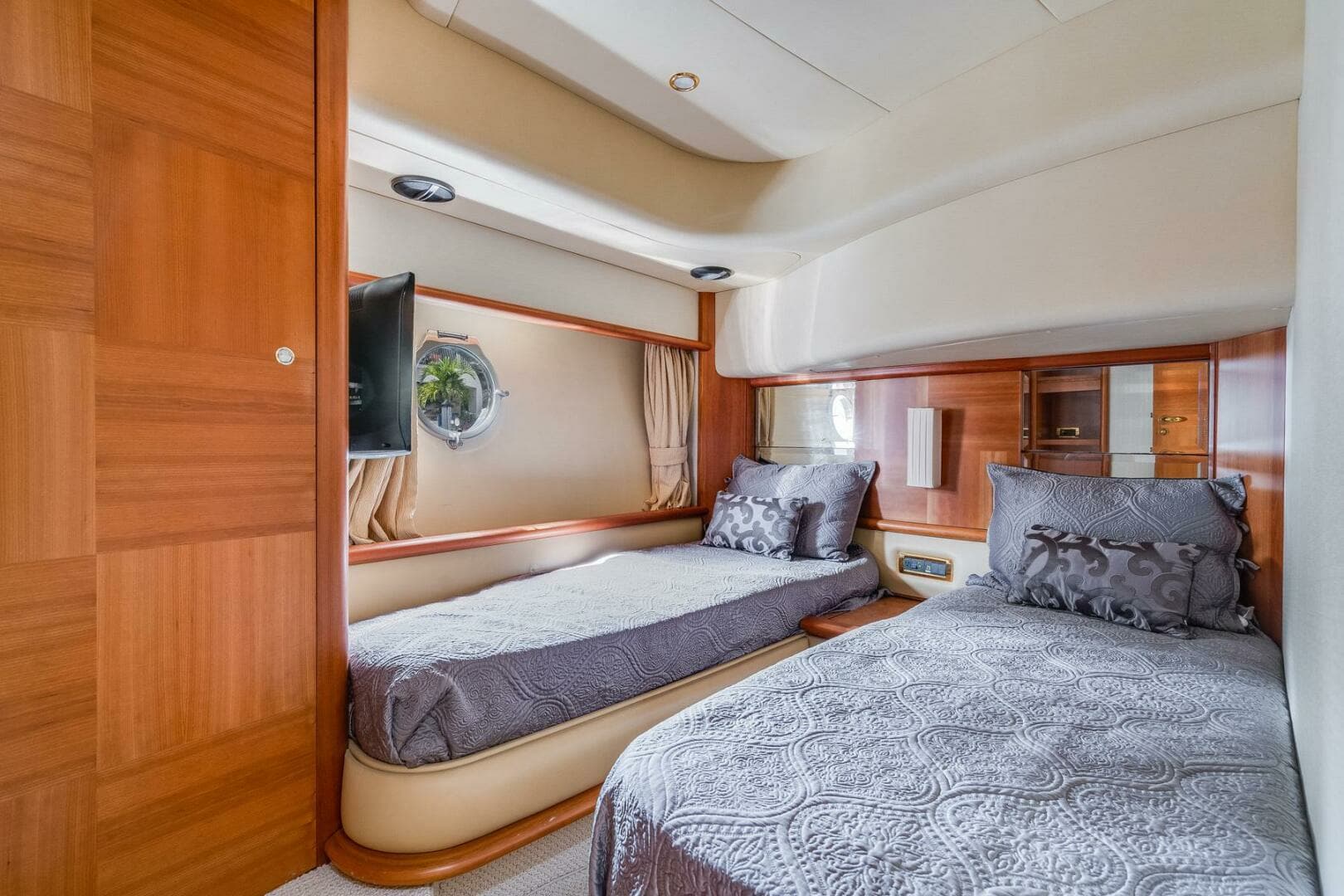 2009 Azimut 62E - Image 33