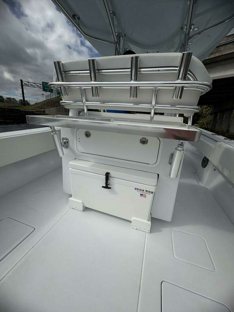 2025 Contender 32ST - Image 29