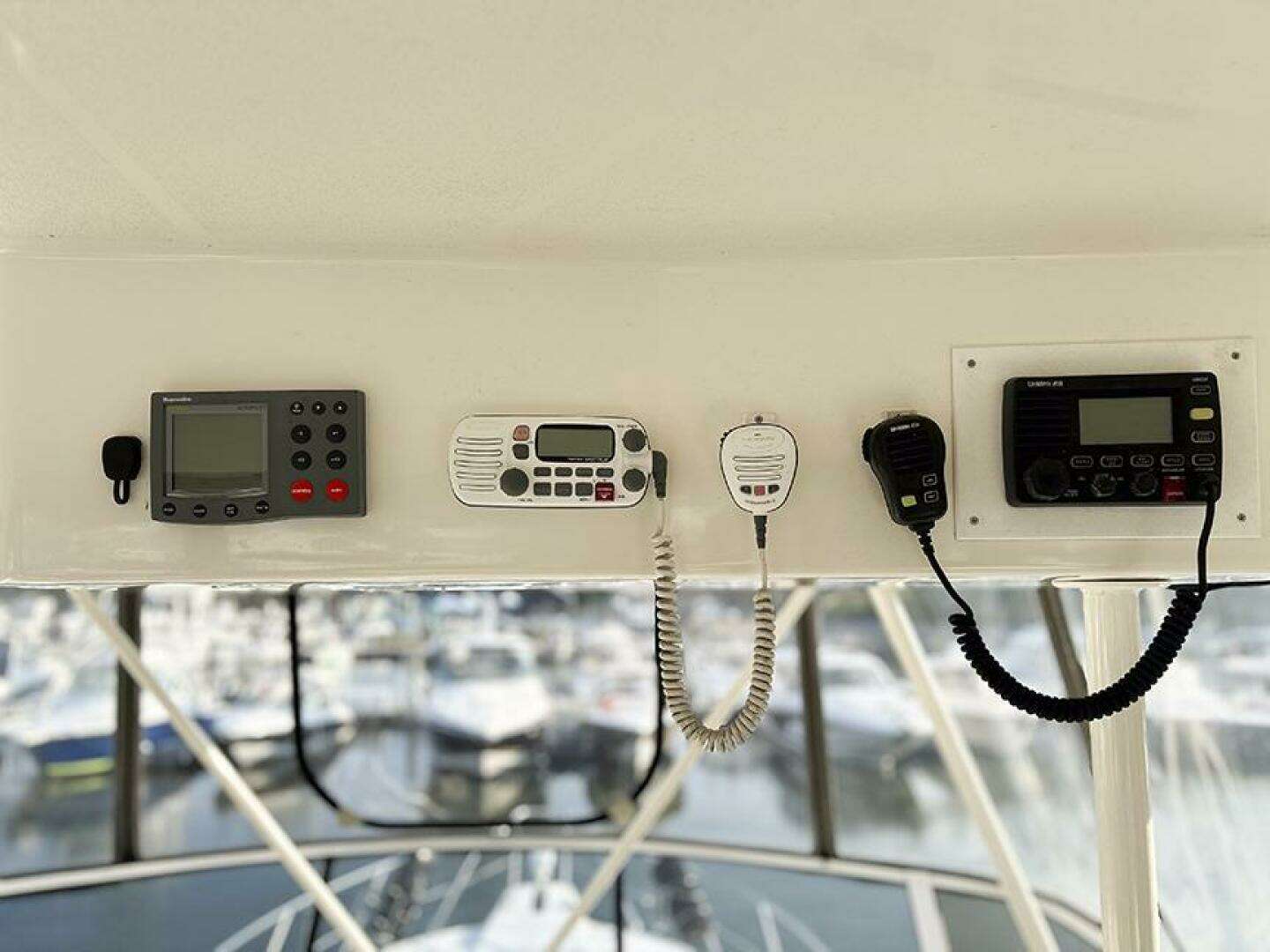 2002 Silverton 42 Convertible - Image 18
