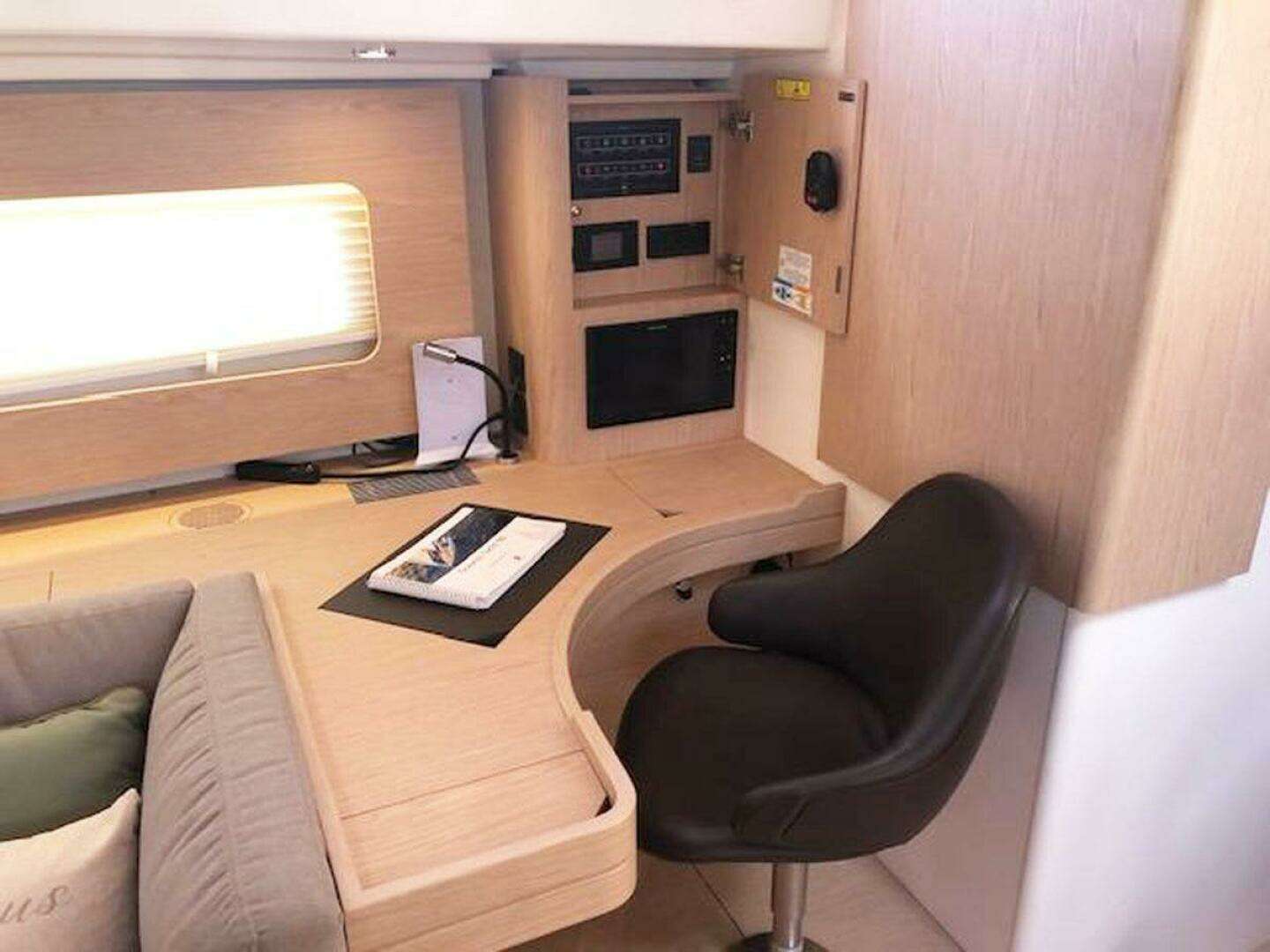 2023 Beneteau Oceanis 60 - Image 34