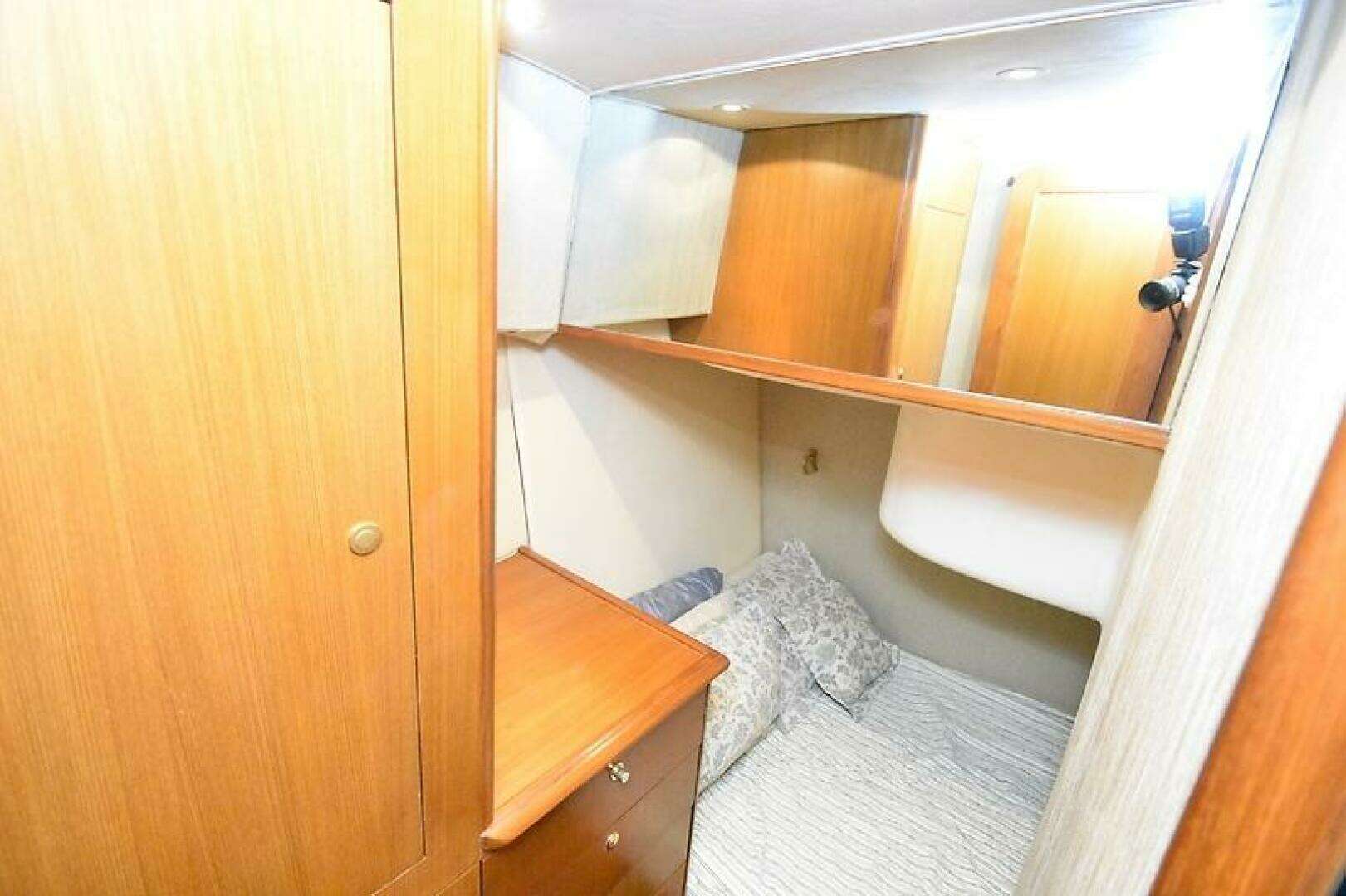 2000 Ocean Yachts 48 Convertible - Image 19