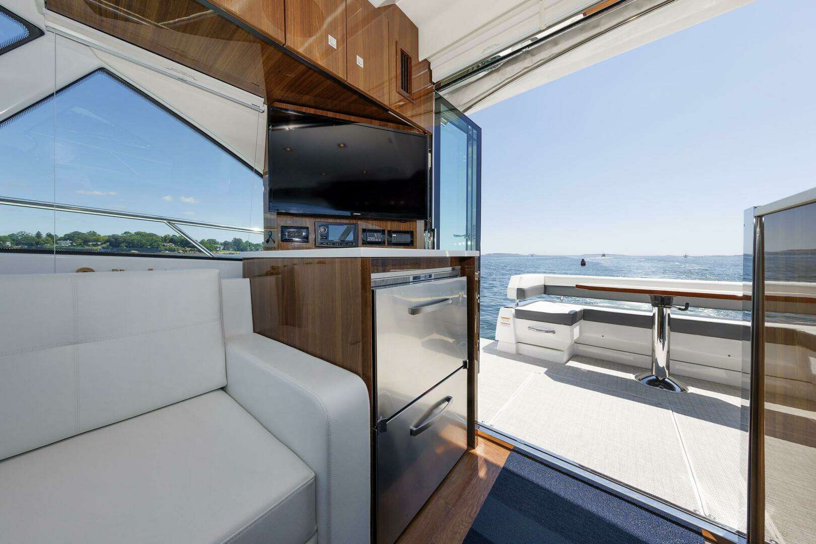 2021 Cruisers Yachts — - Image 21