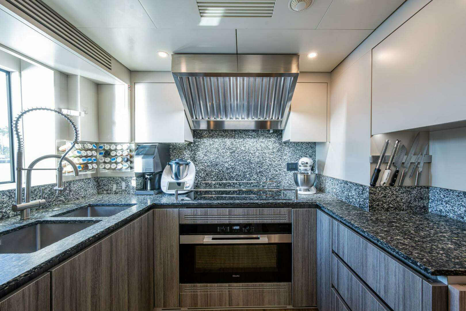 2023 Benetti 34M OASIS - Image 37