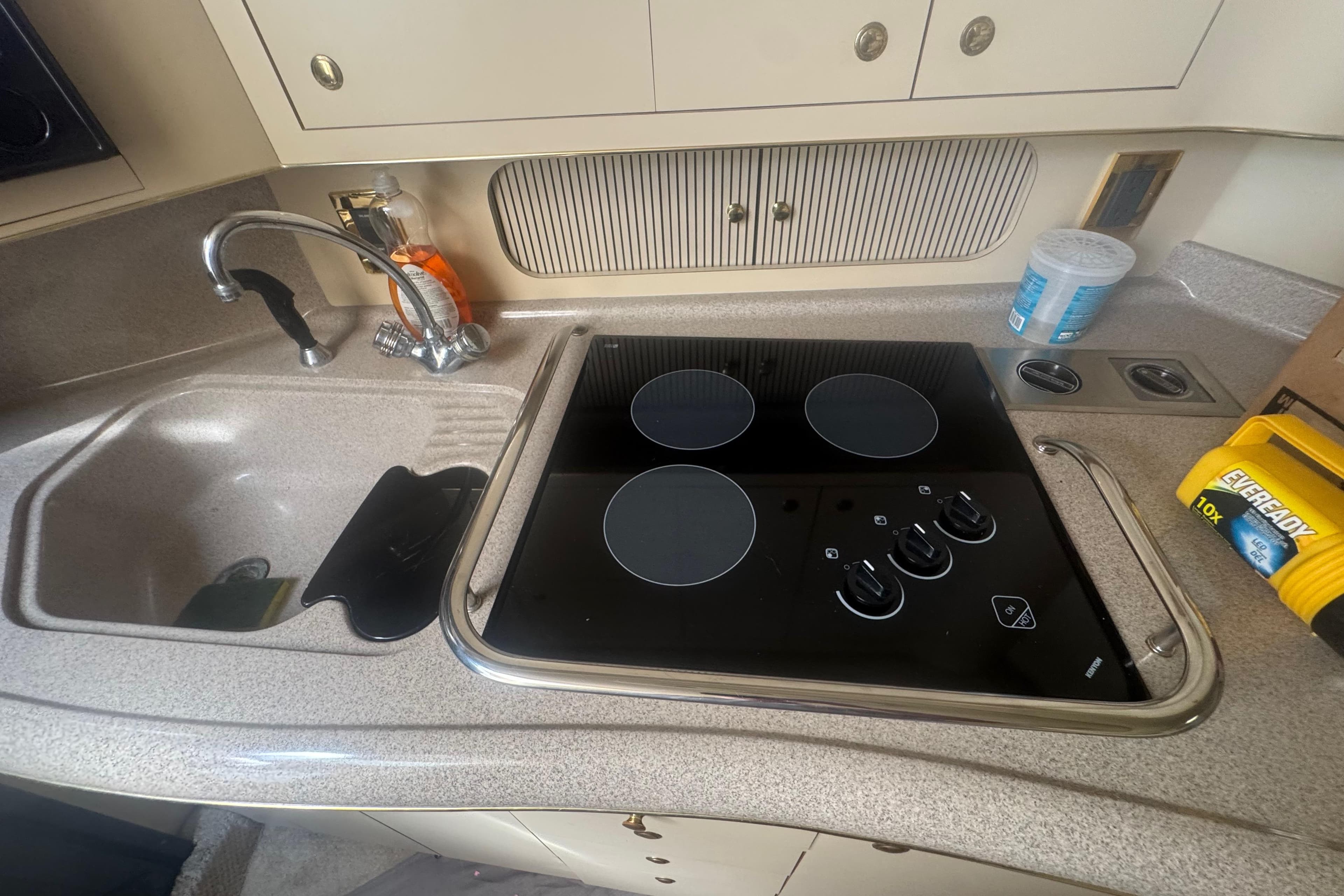 1999 Sea Ray Sundancer 400 kitchen with sink and electric stovetop.